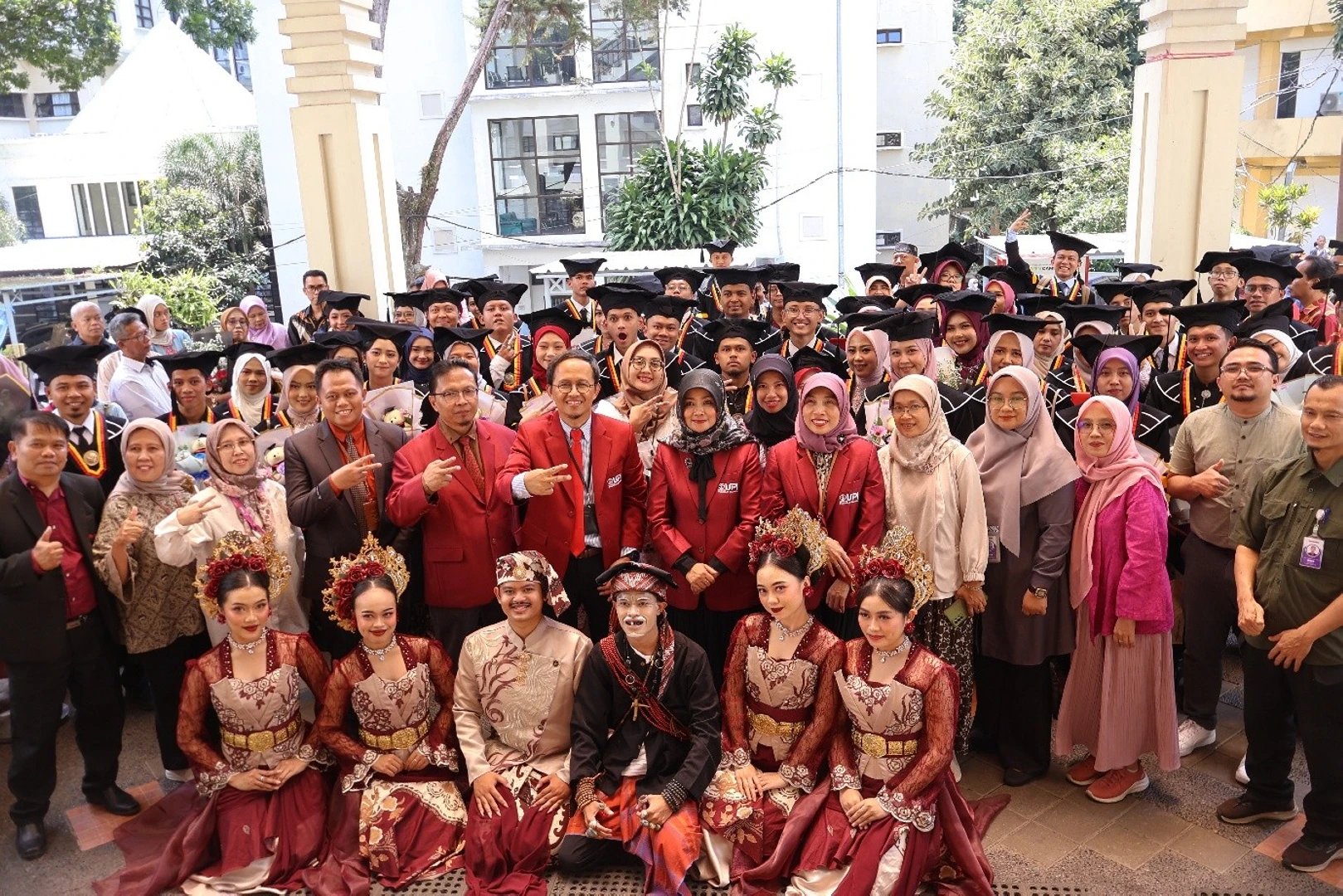FPBS UPI Kukuhkan 653 Wisudawan pada Wisuda Gelombang III Tahun 2025