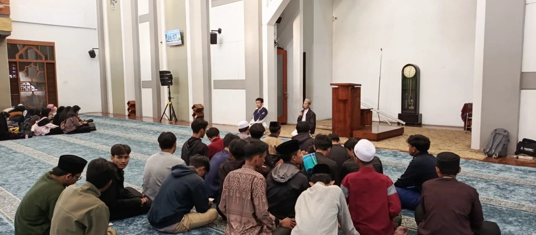 Mahasiswa baru PBA UPI mengikuti kegiatan Malam Pembinaan Spiritual di Masjid Al-Furqan UPI
