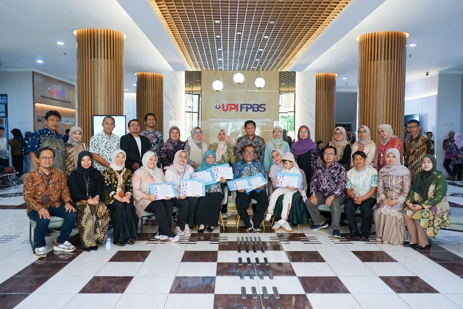 Penyerahan penghargaan kepada pemenang Lomba GreenMetric FPBS UPI 2025 di lingkungan Fakultas Pendidikan Bahasa dan Sastra UPI
