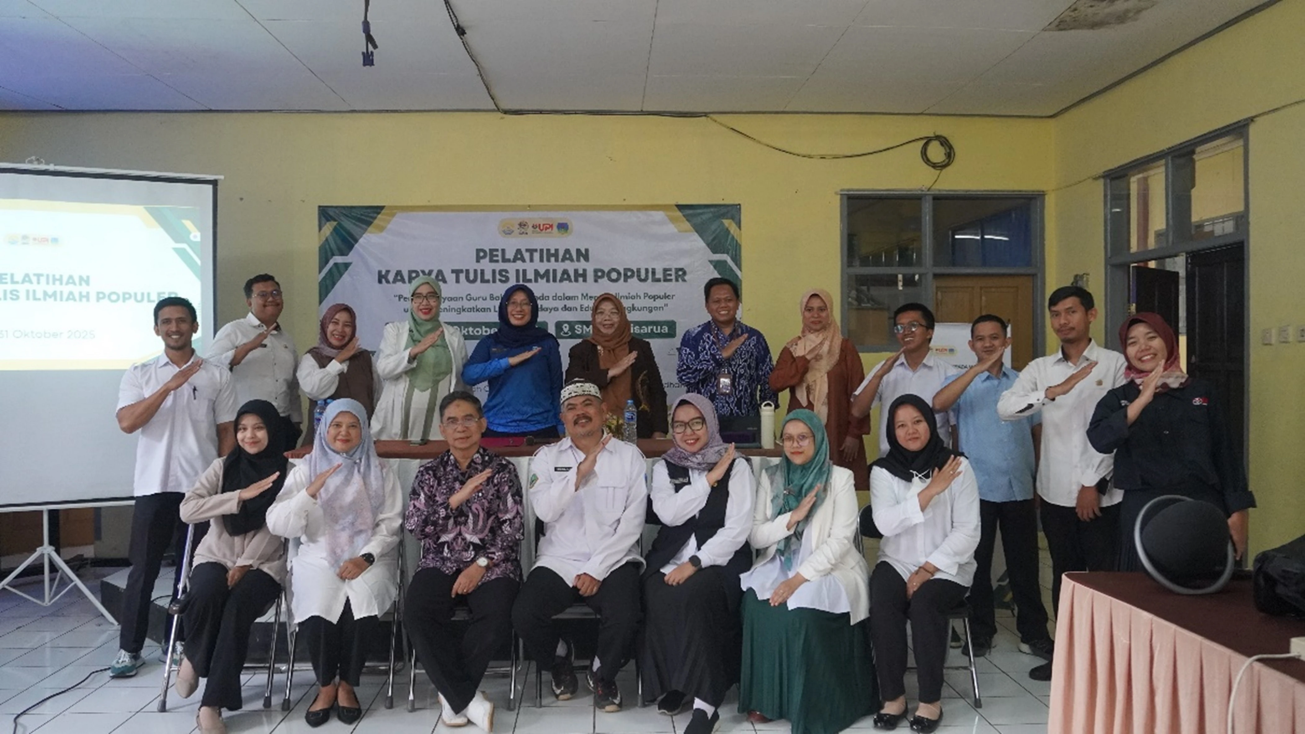 Pelatihan Guru Bahasa Sunda tentang Penulisan Karya Ilmiah Populer di SMAN 1 Cisarua, Kabupaten Bandung Barat