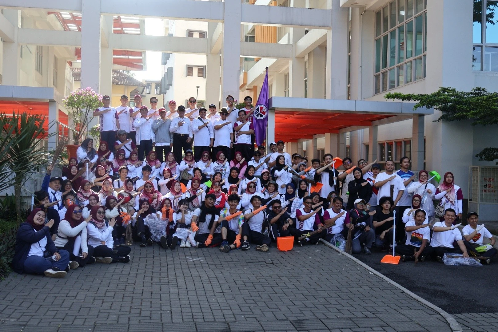 FPBS UPI participating in the UPI Berjalan Serempak dan Berdampak event during the 71st Anniversary