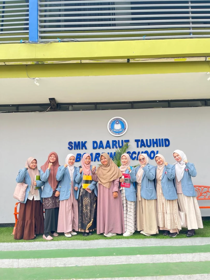 UPI students participating in the P3K program at SMK Daarut Tauhiid Boarding School Putri
