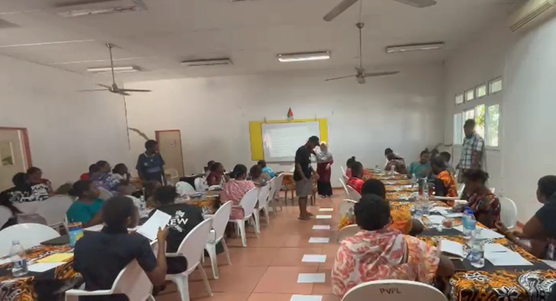 Kegiatan pengajaran bahasa Indonesia oleh Destiani di Vanuatu