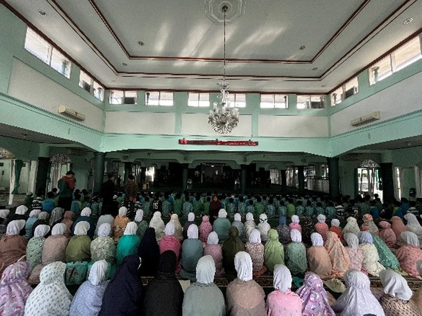 Mahasiswa PBA FPBS UPI melaksanakan Program P3K di SDIT Attakwa Bandung