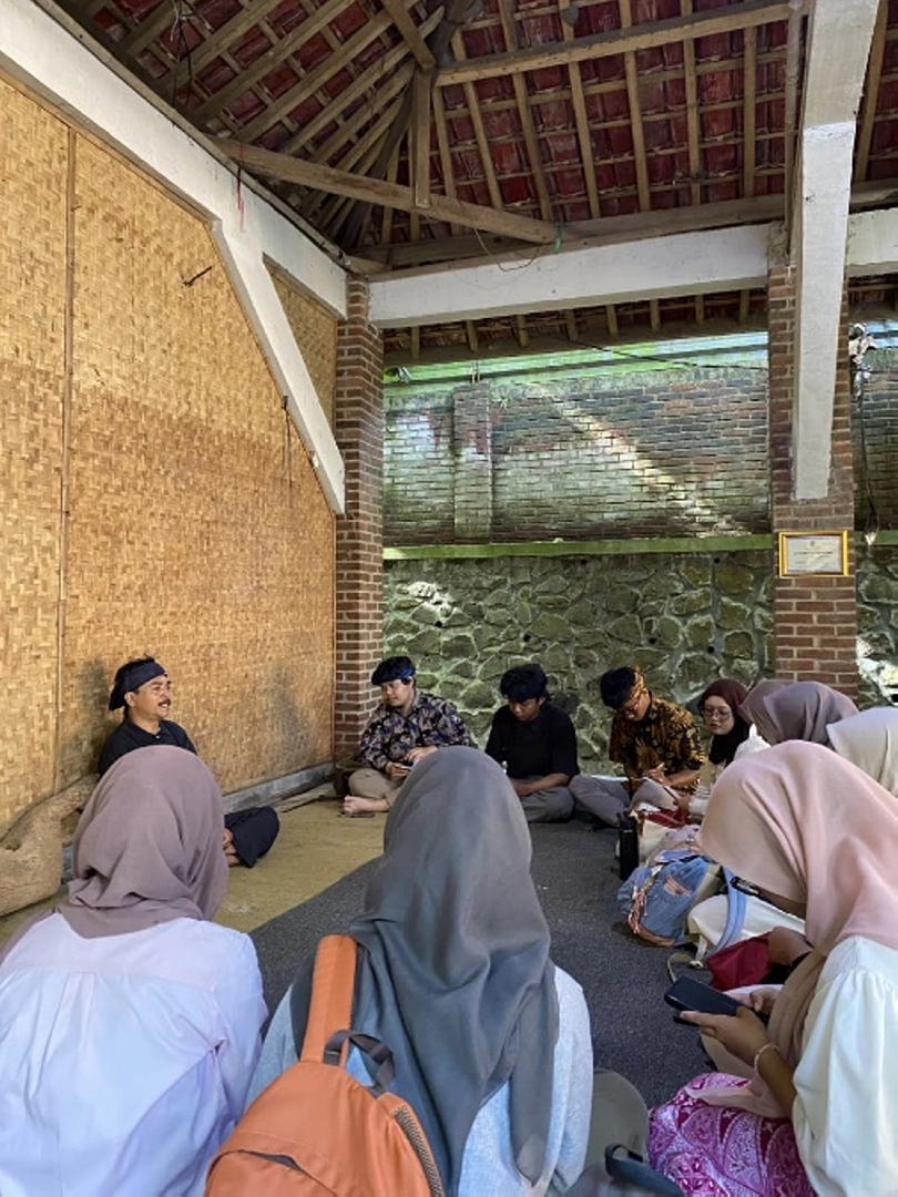 Pemasrahan Sertifikat oleh para Dosen