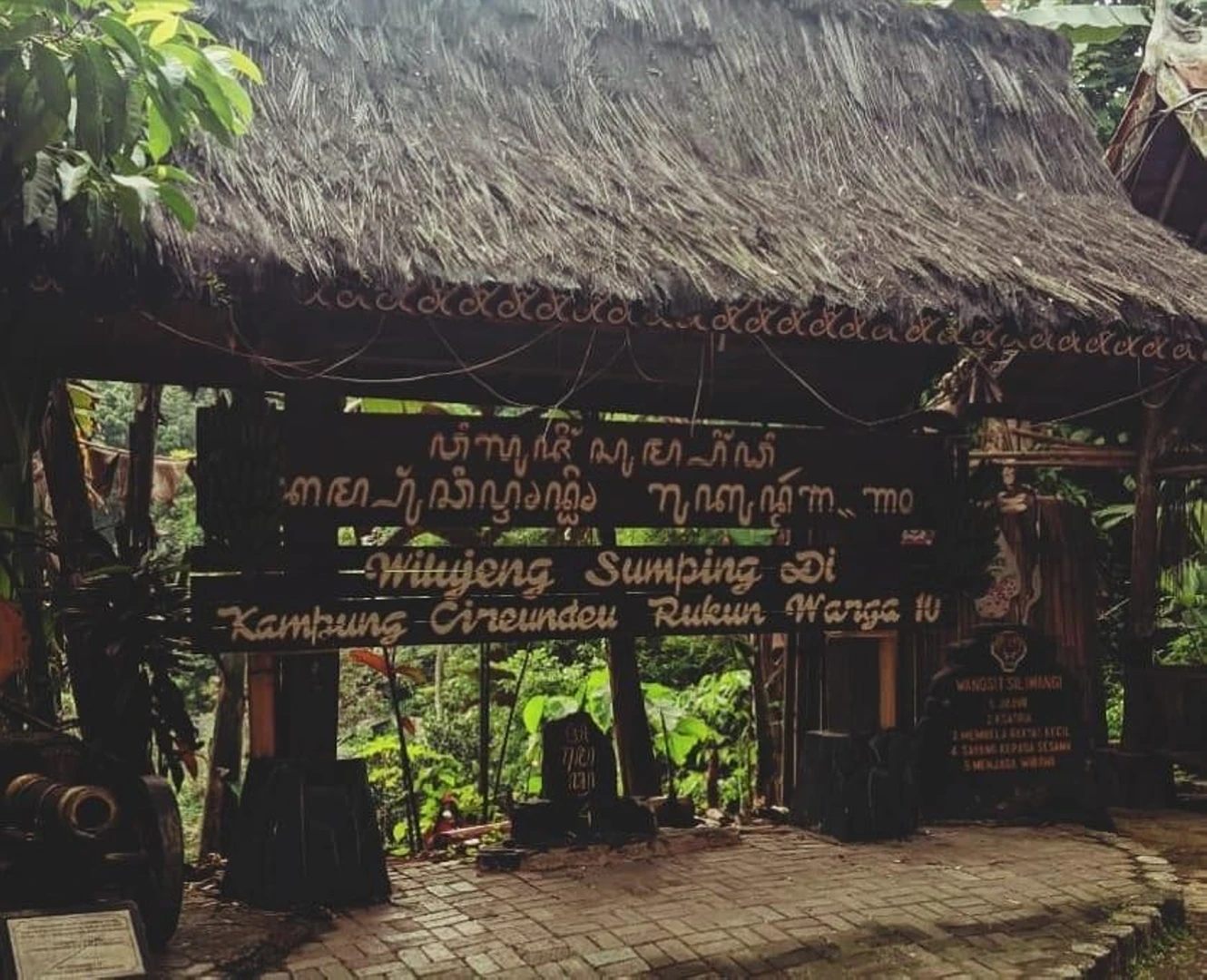 Gerbang Kampung Adat Cireundeu