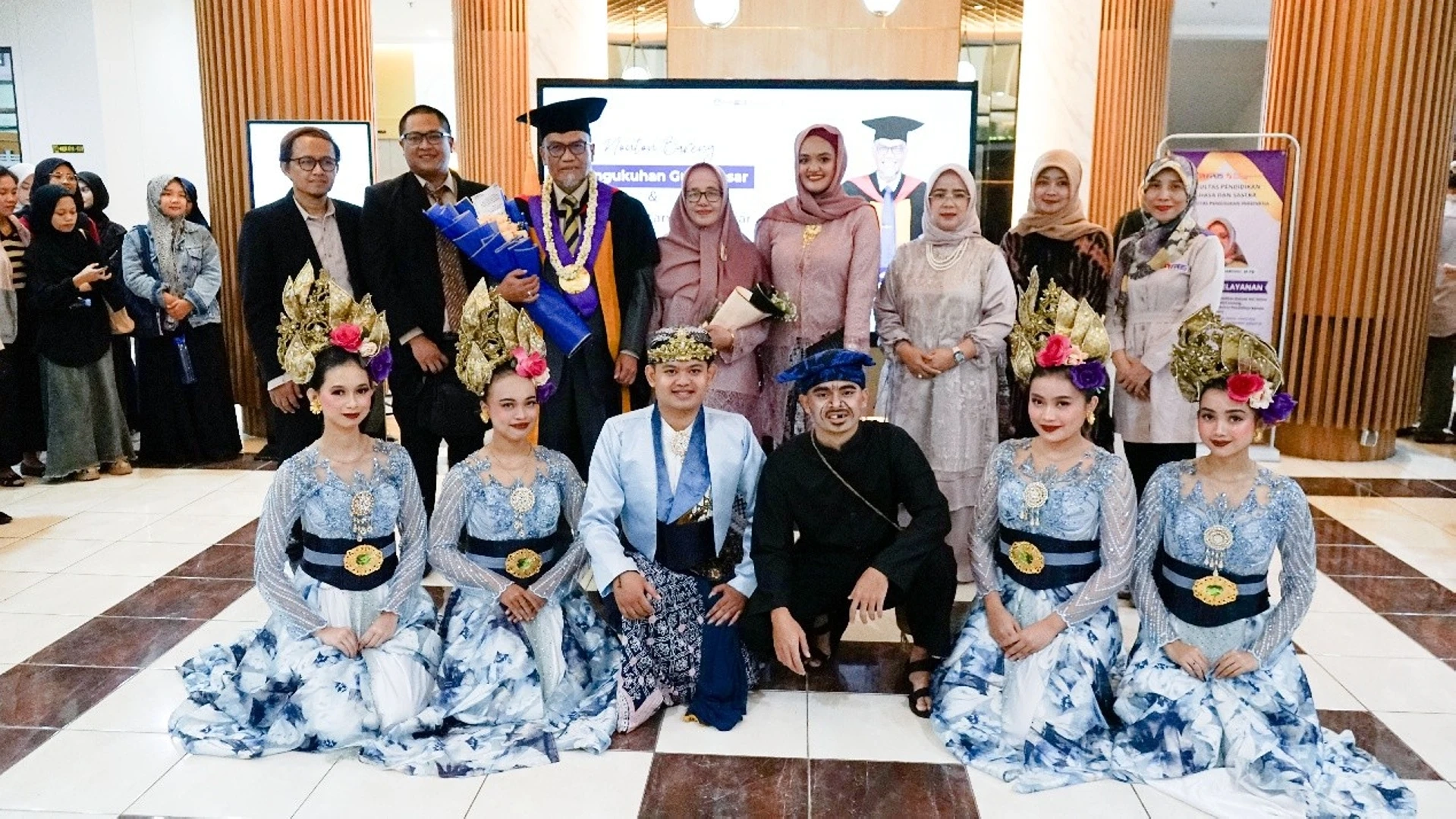Prof. Dr. Dadang Sudana menerima pengukuhan Guru Besar di Gedung BPU Achmad Sanusi UPI