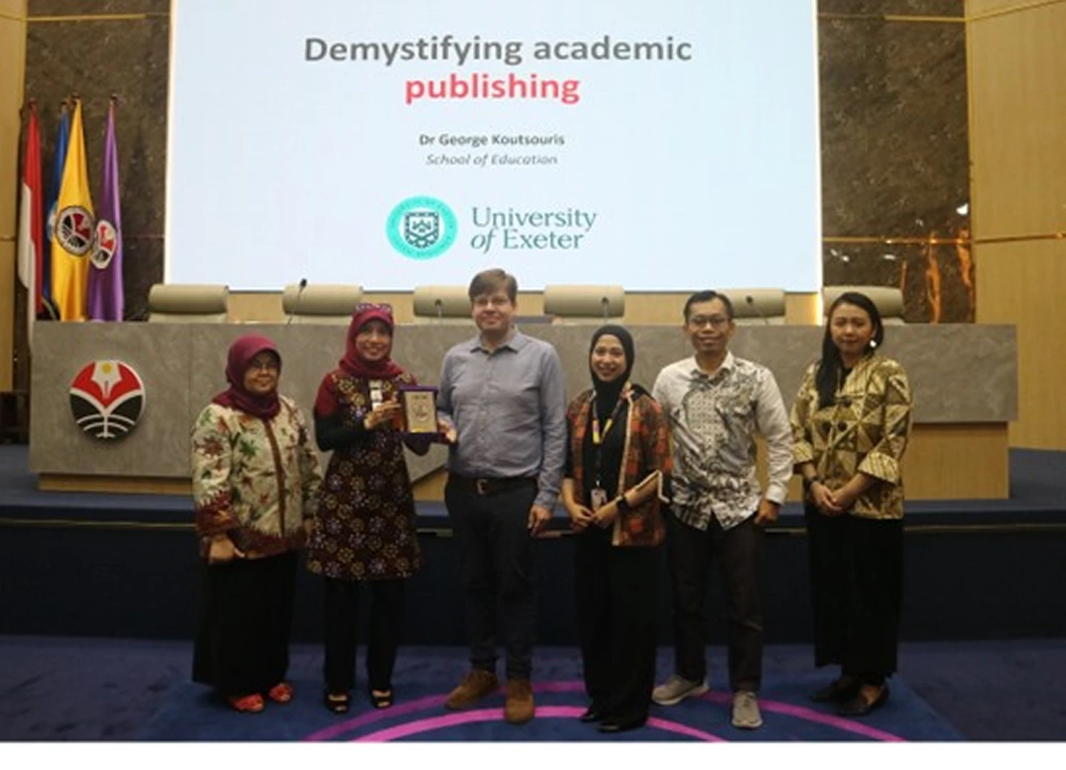 Dr. George Koutsouris memaparkan strategi publikasi ilmiah di Auditorium B FPBS UPI