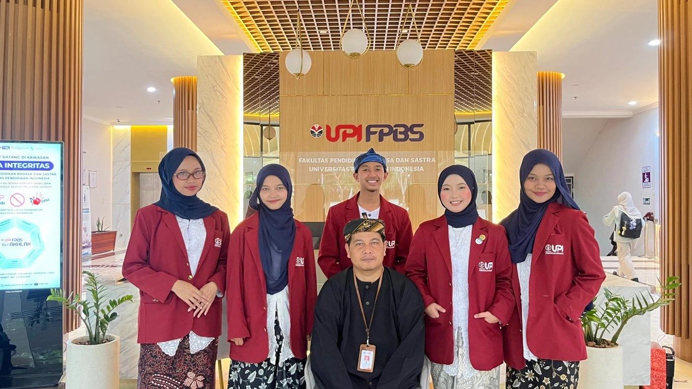 Dokumentasi Tim PKM-RSH FPBS UPI bersama Dosen Pendamping di lobi FPBS UPI.