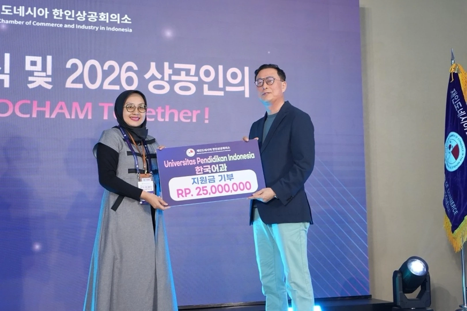 Penyerahan donasi KOCHAM Indonesia kepada Program Studi Pendidikan Bahasa Korea