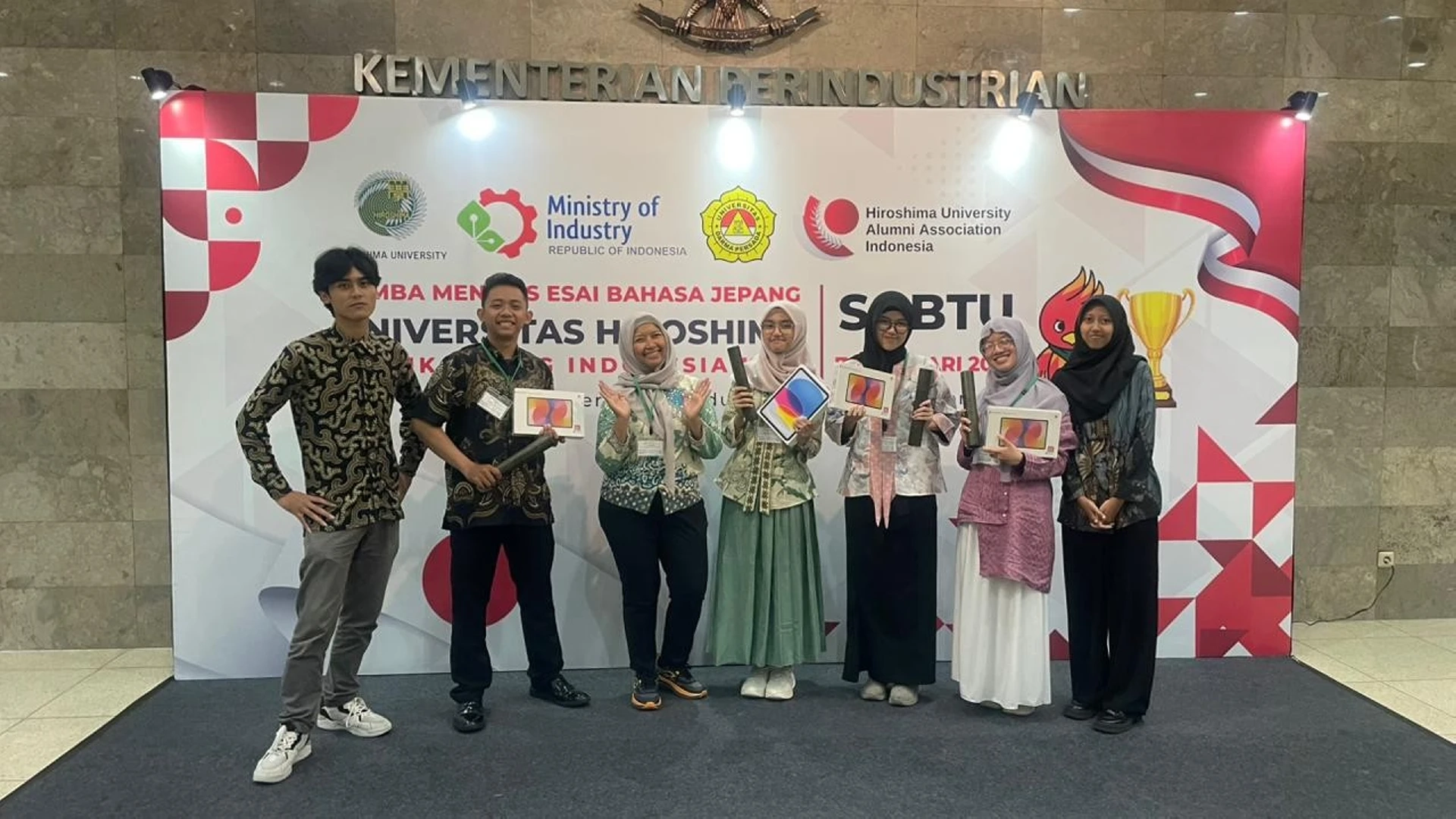 Mahasiswa Pendidikan Bahasa Jepang UPI meraih penghargaan pada kompetisi esai internasional Hiroshima University