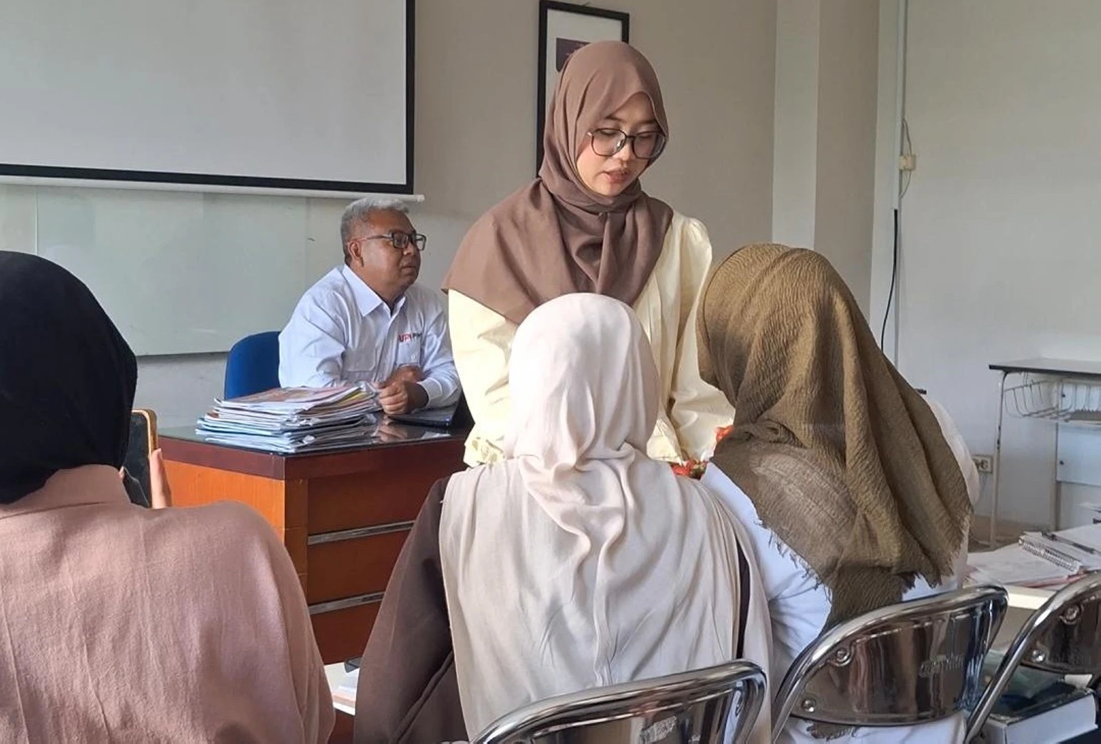 Semangat Kembali Kuliah Usai Idulfitri, Tradisi Kakarén Hangatkan Kebersamaan Mahasiswa UPI