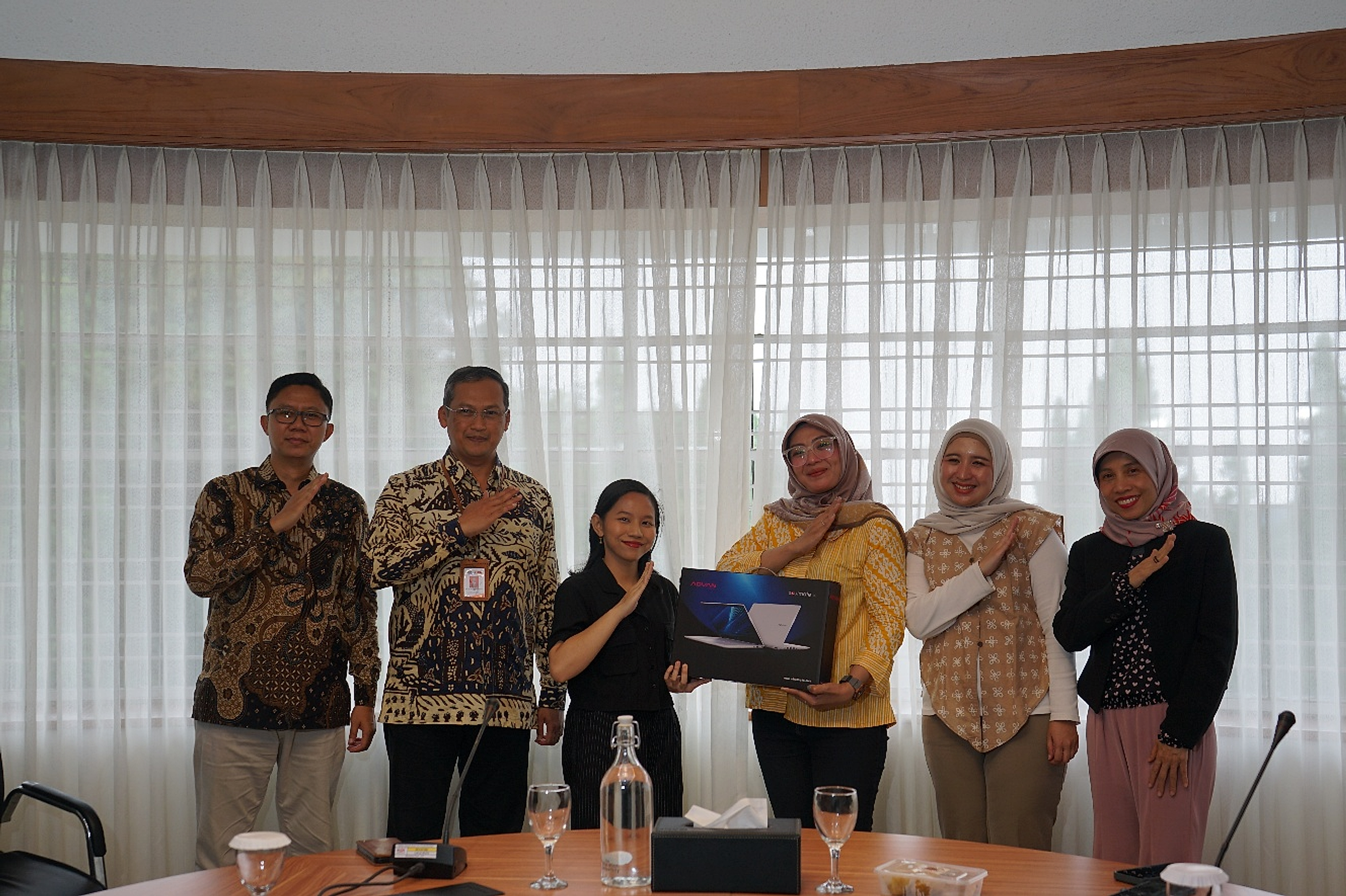 Mahasiswa FPBS UPI Terima Bantuan Laptop dari BRI