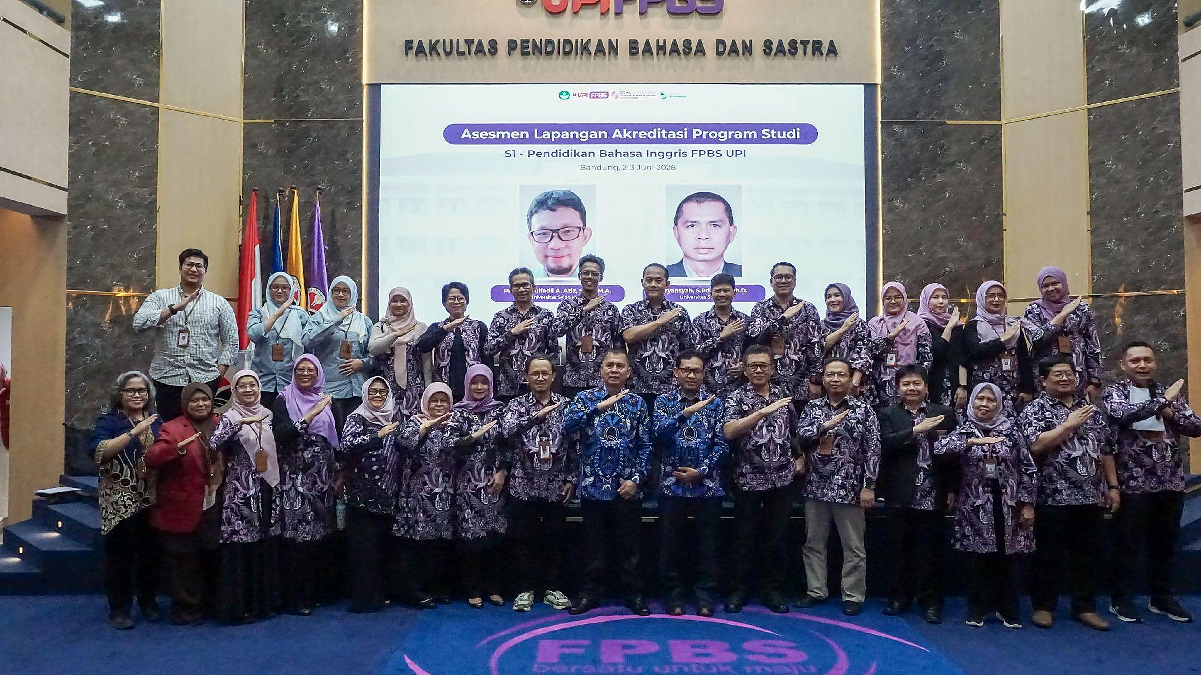 Foto bersama kegiatan pembukaan Asesmen Lapangan LAMDIK S1 Pendidikan Bahasa Inggris UPI