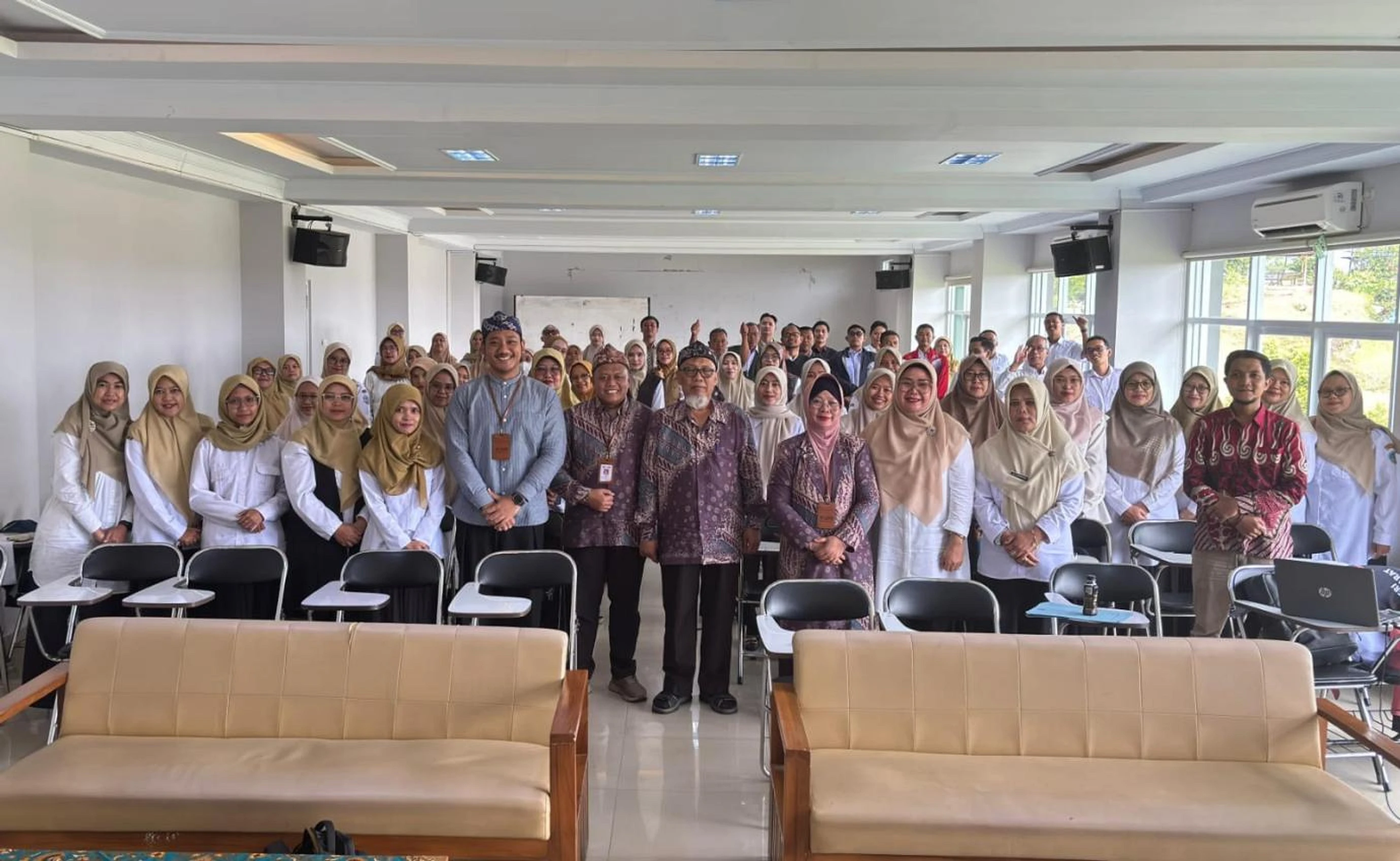 Peserta dan narasumber kegiatan PKM digitalisasi materi ajar Bahasa Sunda di Tasikmalaya