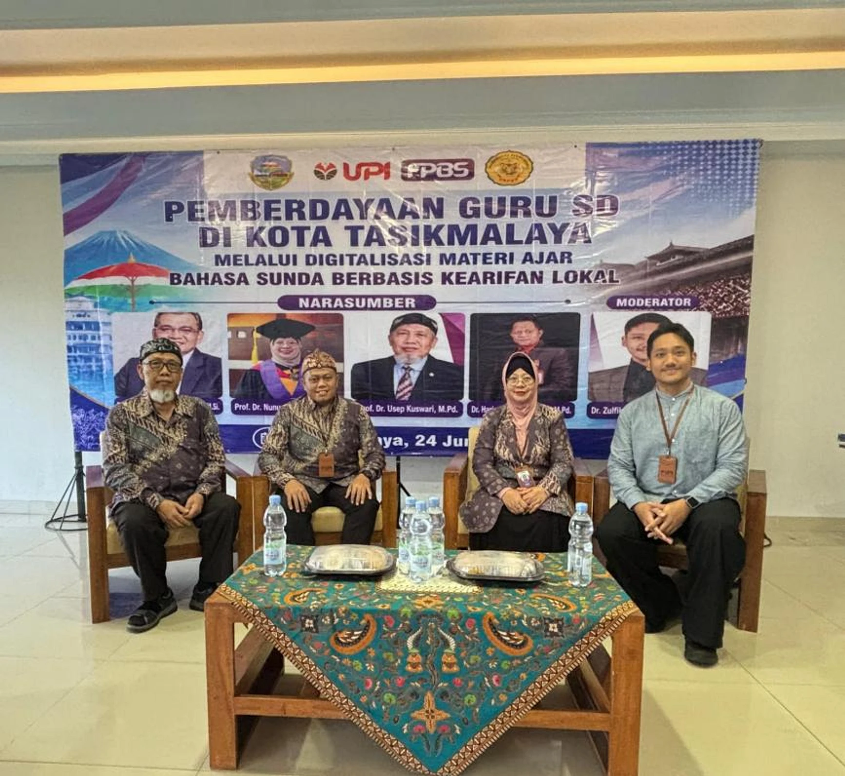 Kegiatan PKM UPI untuk pemberdayaan guru SD Tasikmalaya melalui digitalisasi materi ajar Bahasa Sunda