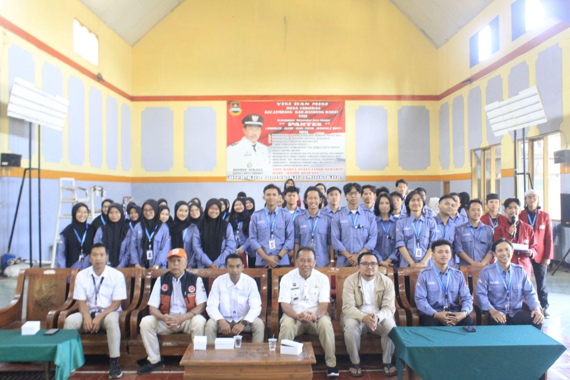 Peserta dan panitia PLP2M 2026 BEM KEMABA FPBS UPI bersama perangkat Desa Cibodas