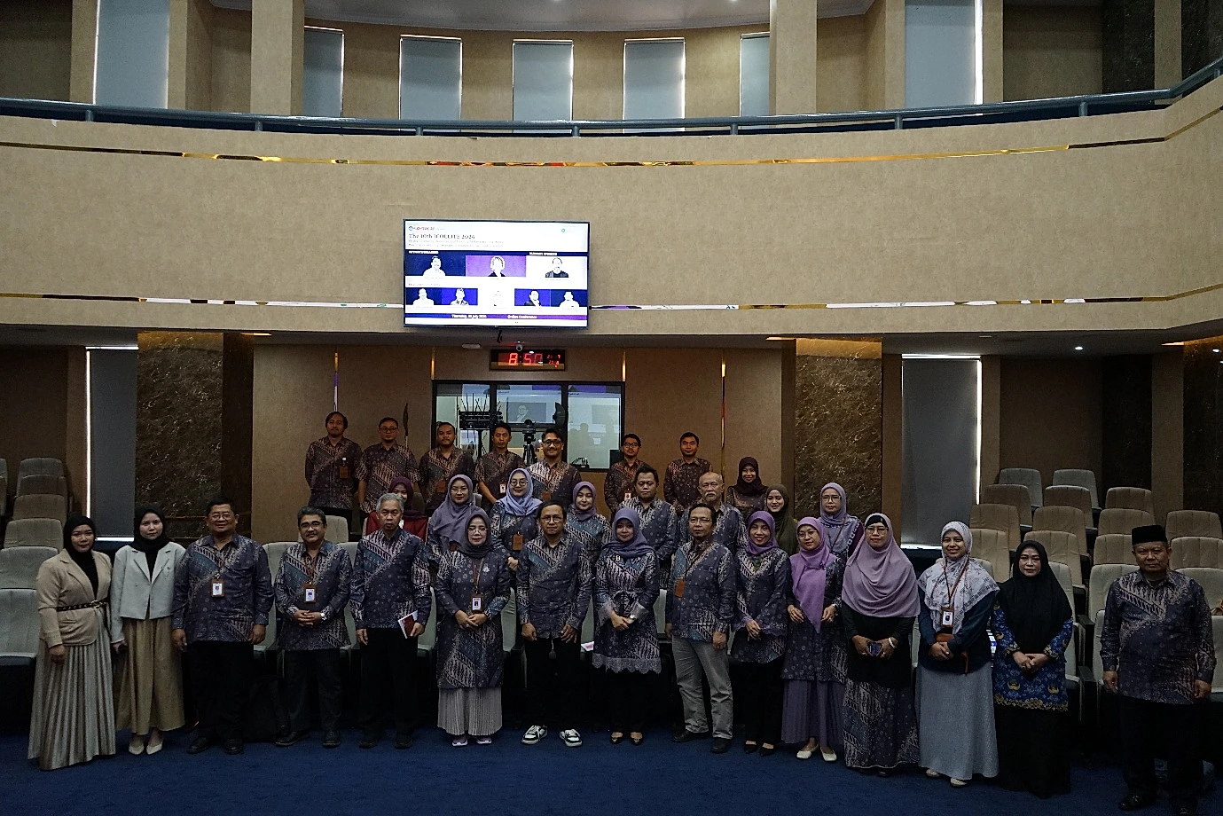 Foto bersama sivitas FPBS UPI dalam penyelenggaraan ICOLLITE 10
