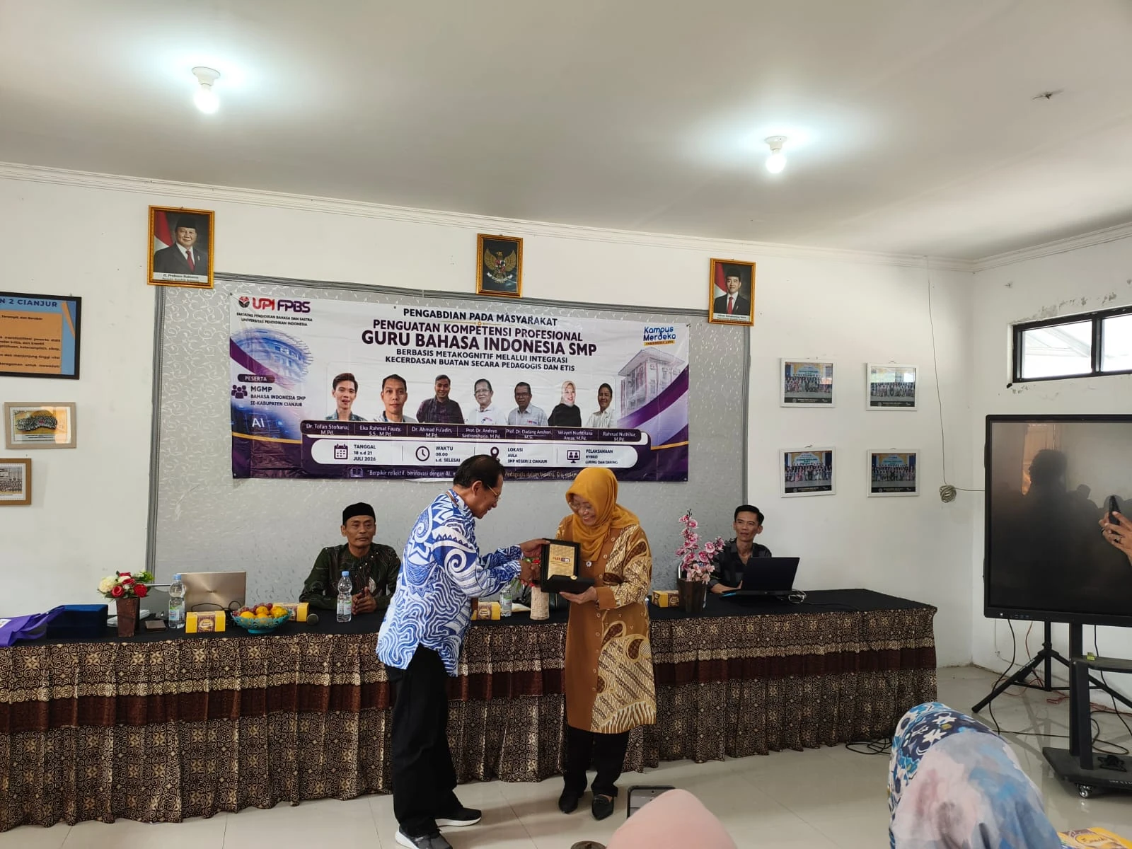 Penyerahan cendera mata dalam kegiatan PkM penguatan kompetensi guru Bahasa Indonesia SMP di Cianjur
