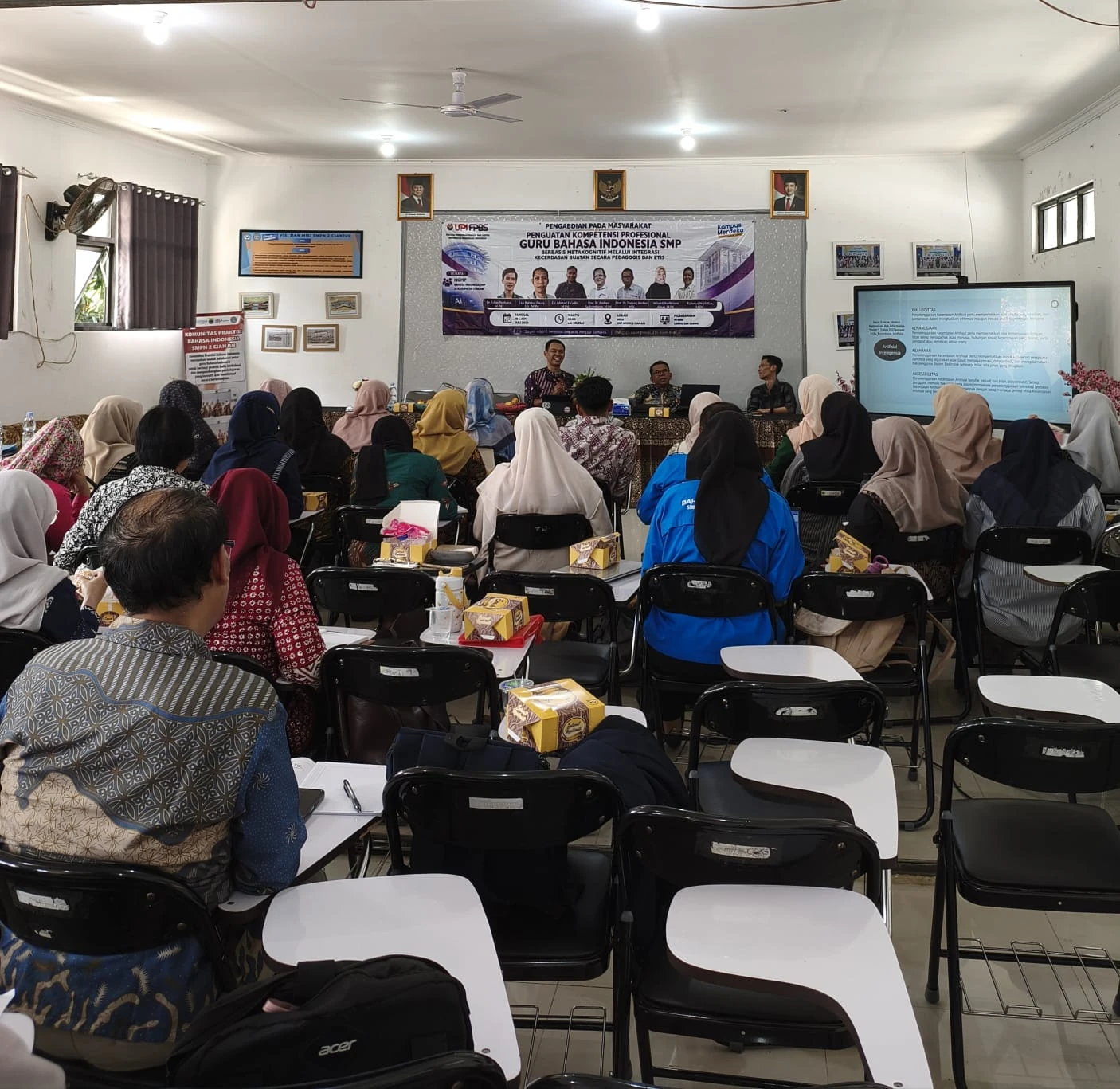 Suasana sesi pelatihan luring bersama peserta MGMP Bahasa Indonesia SMP Kabupaten Cianjur