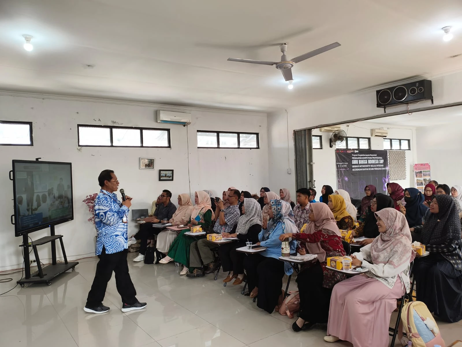 Kegiatan pelatihan guru Bahasa Indonesia SMP Kabupaten Cianjur dalam program PkM FPBS UPI