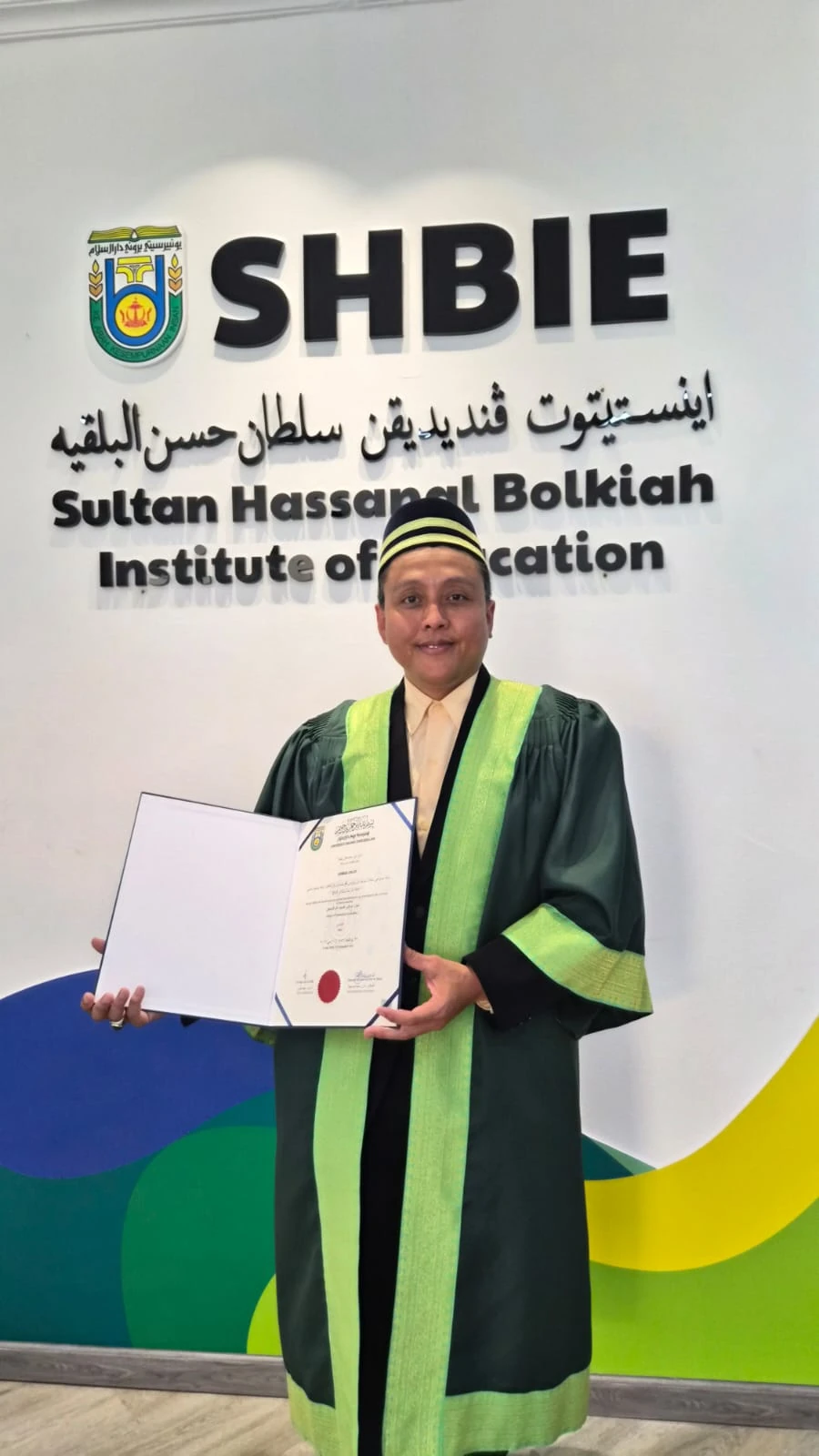 Ahmad Zaldi Assegaf menunjukkan dokumen kelulusan doktor di SHBIE Universiti Brunei Darussalam