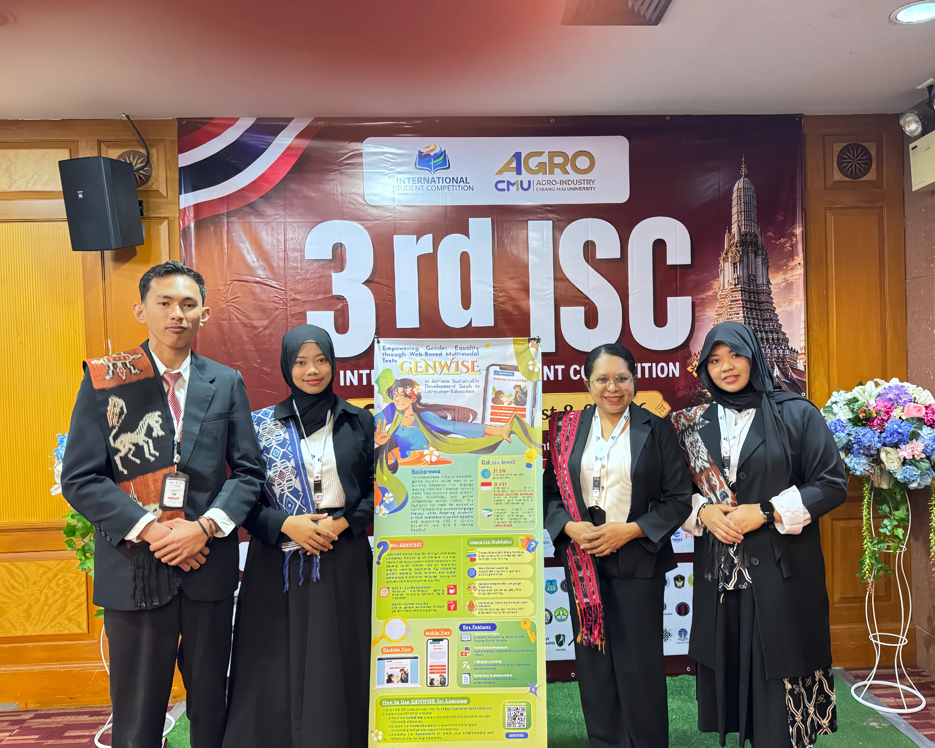 Tim GENWISE FPBS UPI bersama poster karya GENWISE pada 3rd ISC Bangkok