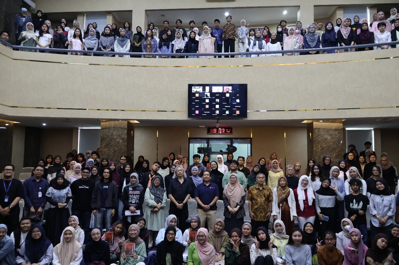 Foto bersama peserta dan narasumber kegiatan bedah buku Seno Gumira Ajidarma di Auditorium B FPBS UPI