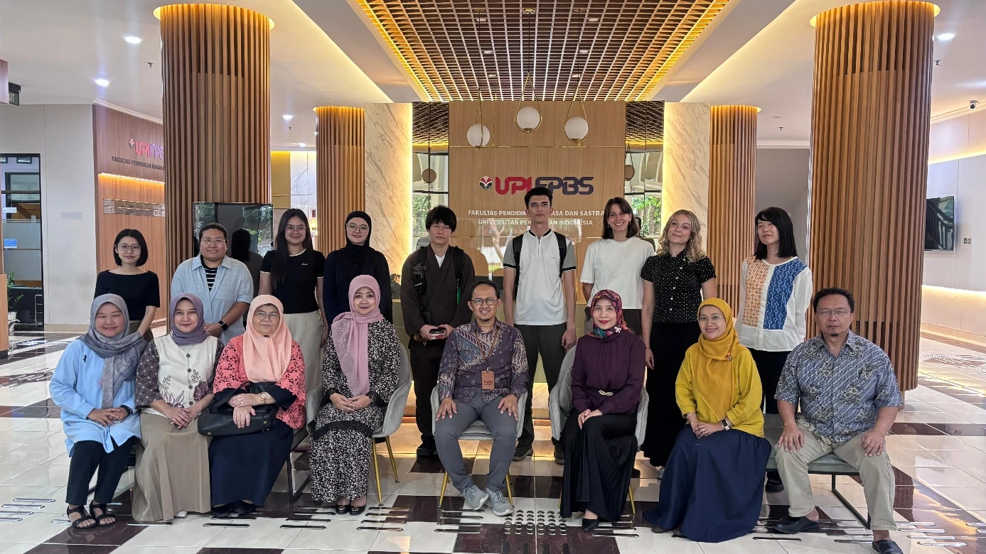 Foto bersama mahasiswa asing dan sivitas akademika FPBS UPI setelah kegiatan persiapan pra-perkuliahan