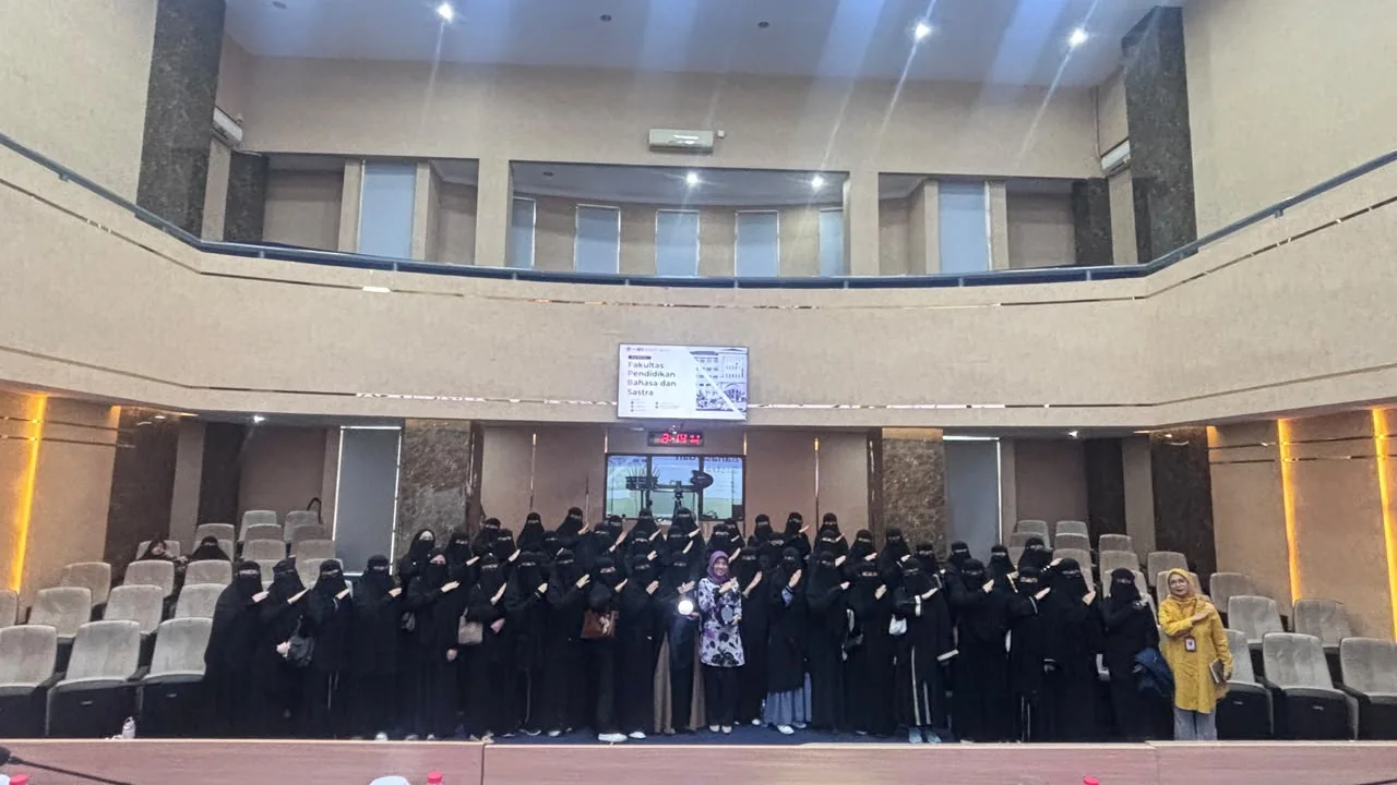 Foto bersama siswa SMA IT Rahmatika Sagalaherang dan pimpinan FPBS UPI di Auditorium B