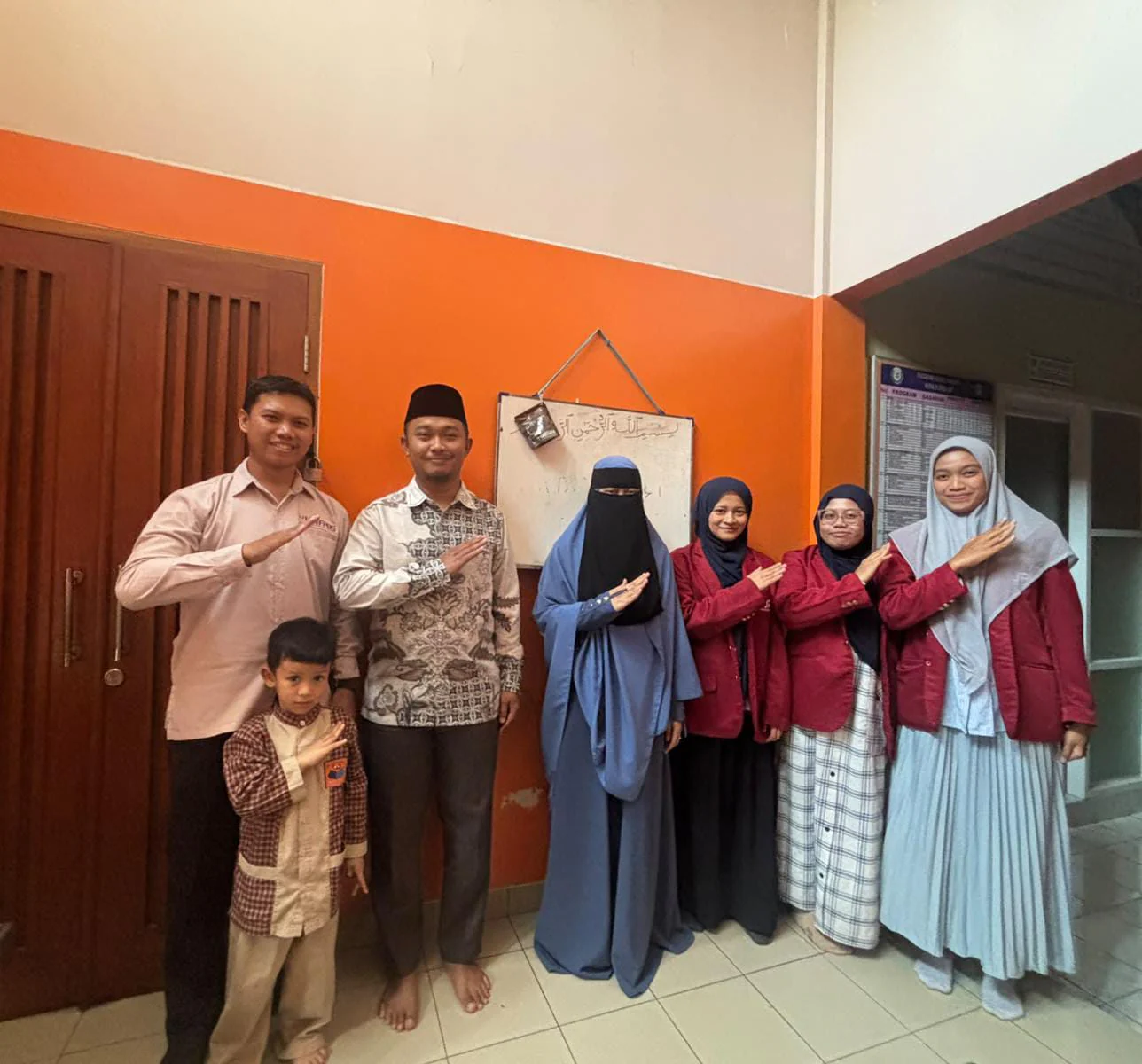 Mahasiswa PBA FPBS UPI bersama pihak SD SaQu Mutiara Bandung dalam Program P3K