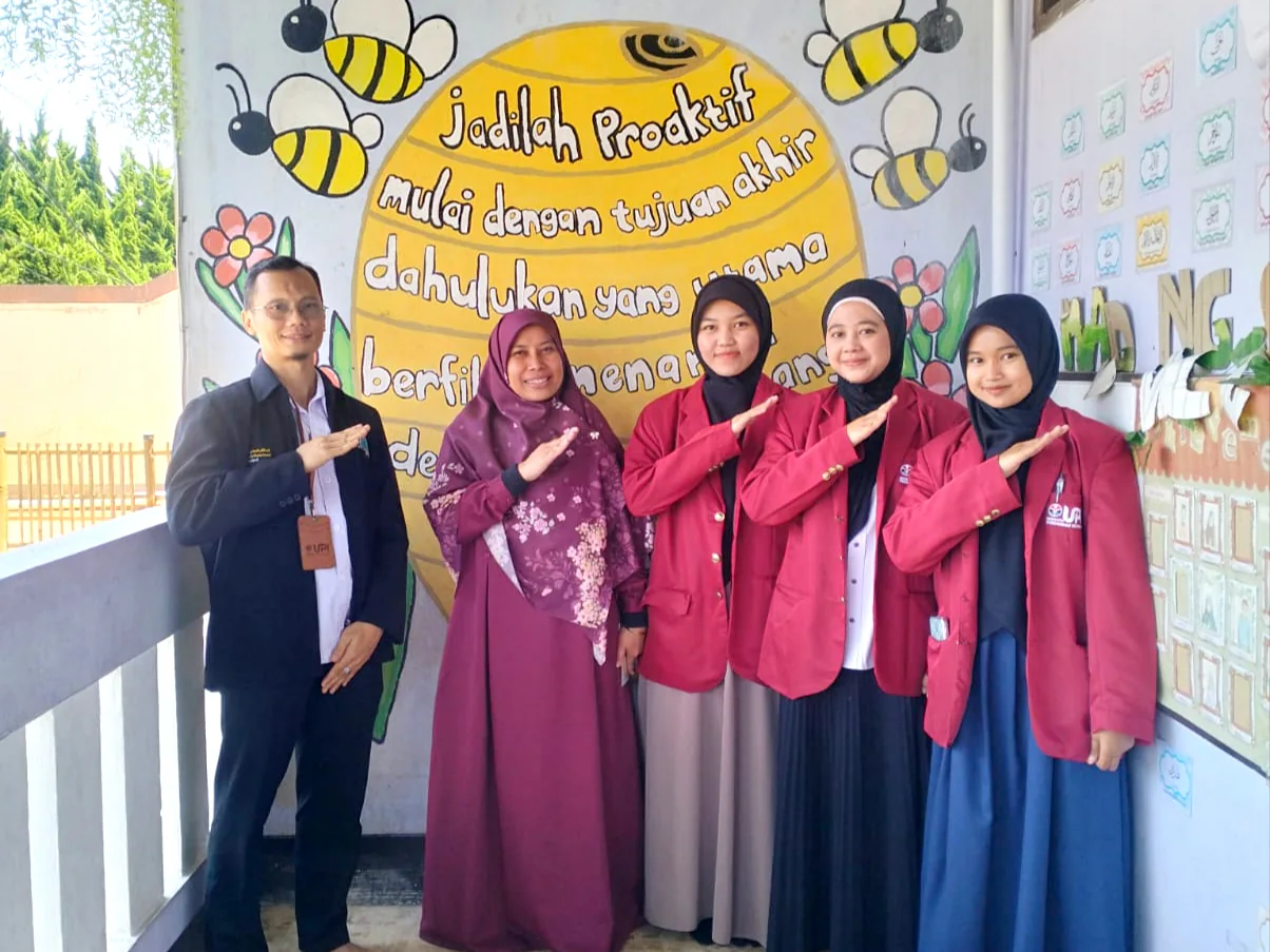 Dosen dan mahasiswa PBA FPBS UPI bersama pihak SD Pintar dalam pelaksanaan Program P3K