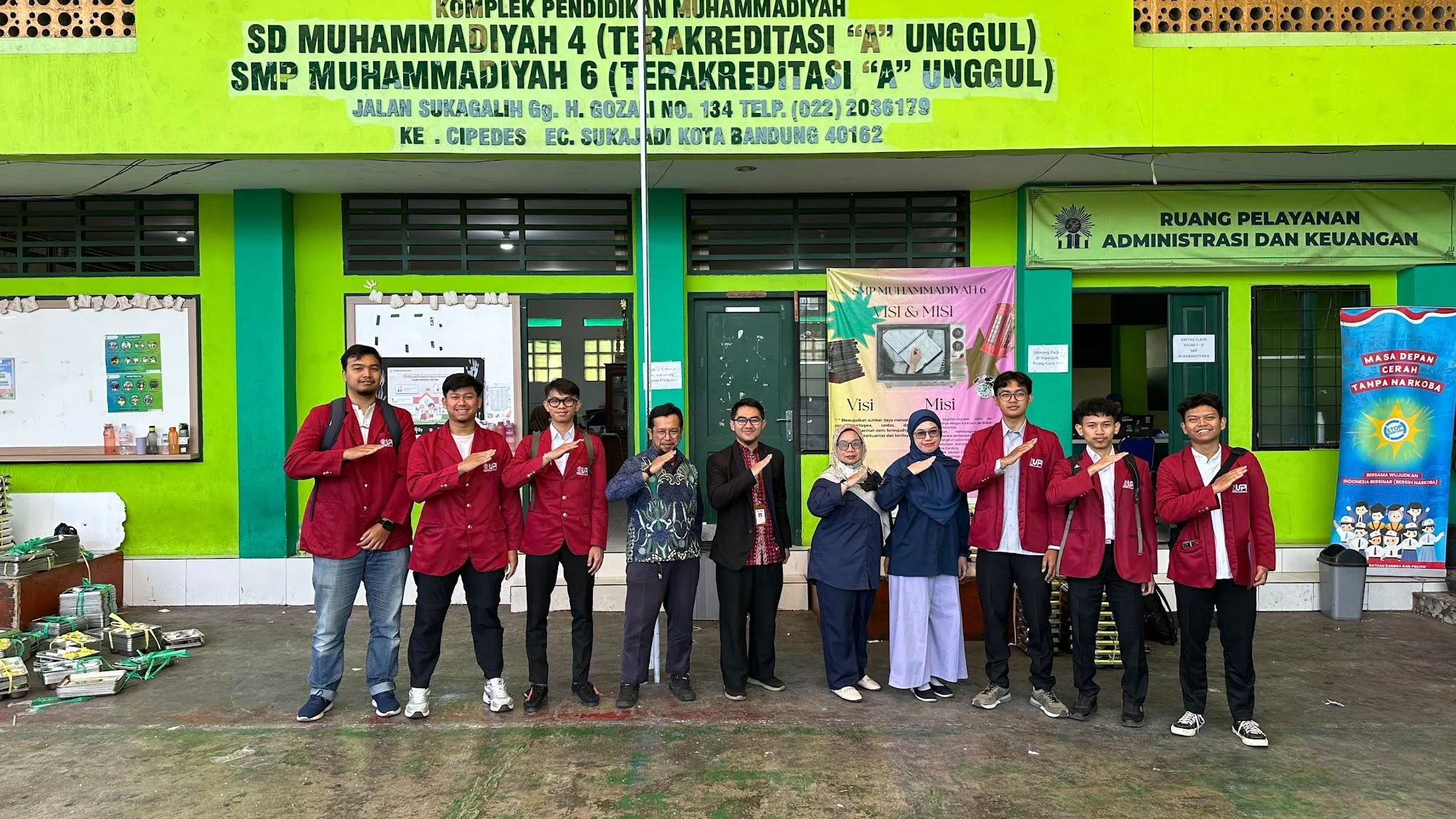 Mahasiswa PBA FPBS UPI bersama pihak SMP Muhammadiyah 6 Bandung